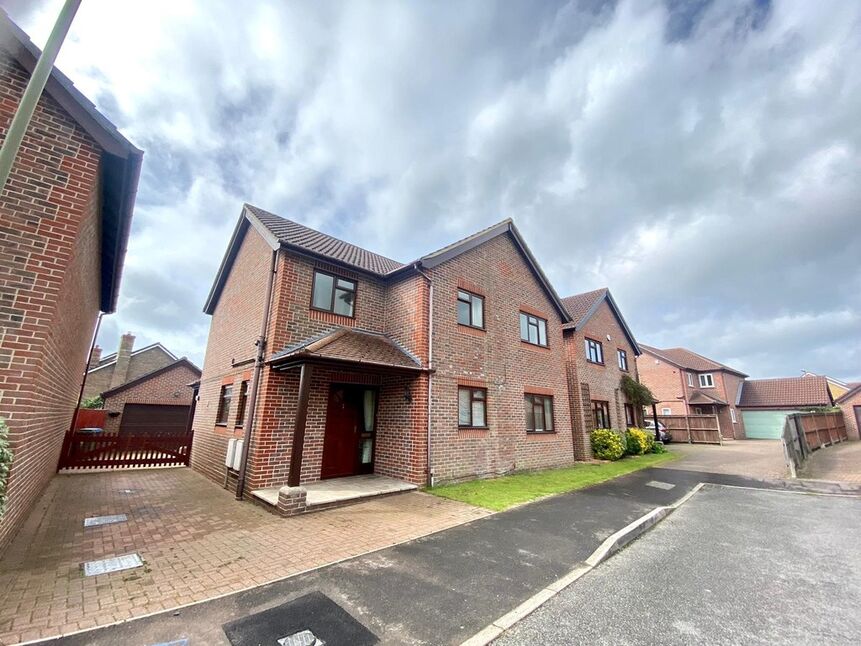 Main image of 4 bedroom  Property to rent, Knights Close, Warsash, Southampton, SO31