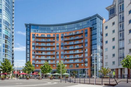 The Crescent, 2 bedroom  Property to rent, £1,800 pcm
