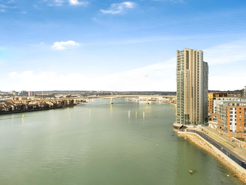Main image of 2 bedroom Property to rent, Centenary Plaza, Southampton, SO19