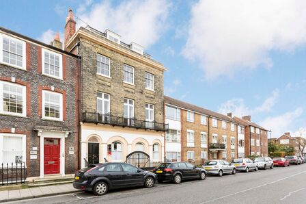High Street, 1 bedroom  Flat to rent, &pound;950 pcm