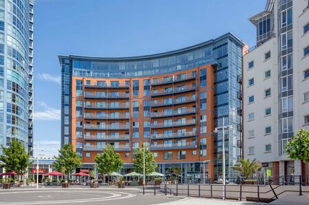 The Crescent, 2 bedroom Flat to rent, &pound;1,900 pcm